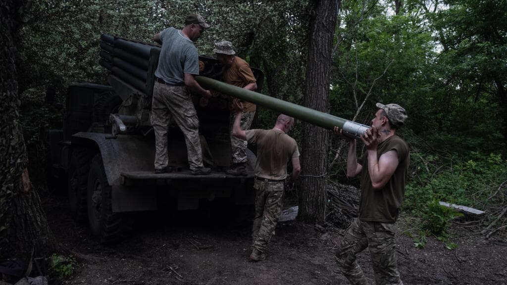 Ukraine : la Crimée en état d'urgence, Moscou avance dans le Donbass